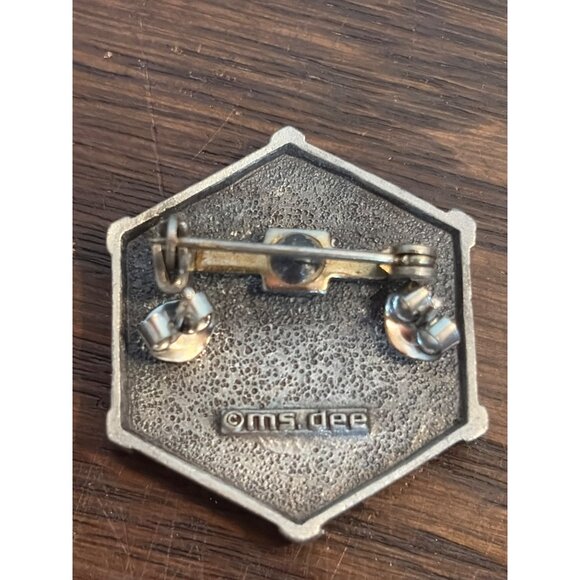Vintage Ms Dee Pewter Hexagonal Snowflake Pin W/ Skier Design & Dual Clutch Back - Picture 3 of 3